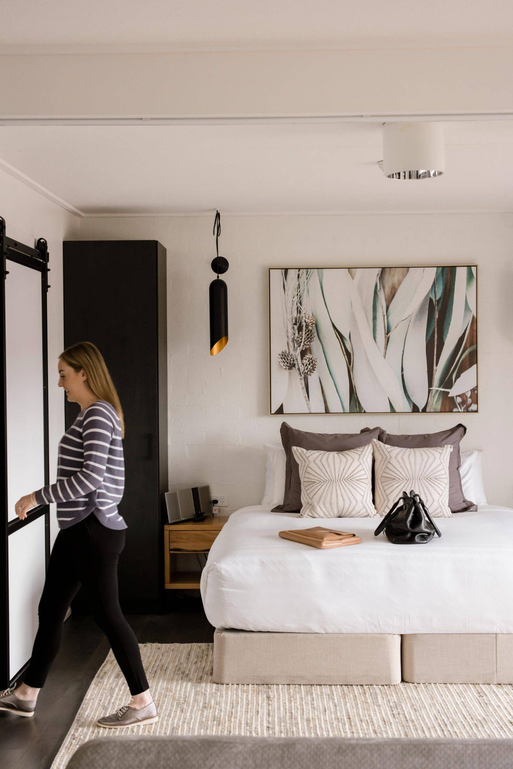 Waurn Ponds accommodation modern room setup